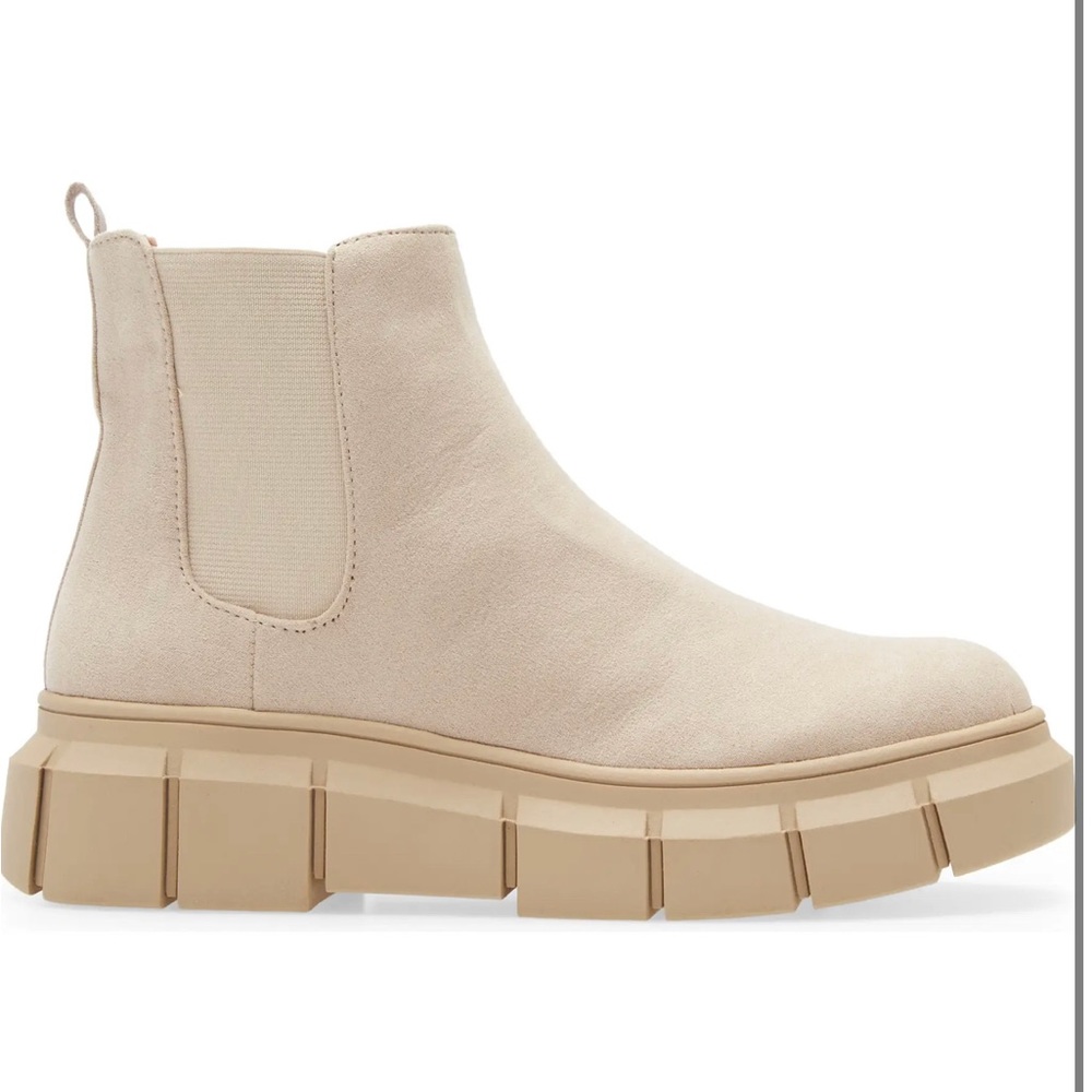 Niya Lug Sole Chelsea Boot - 8.5
